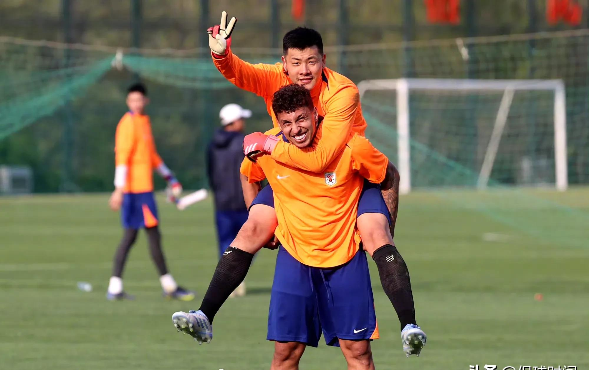 包含清晨北京国安备战意大利杯；复出首秀细节曝光；球迷炸锅；球队文化再被提及的词条